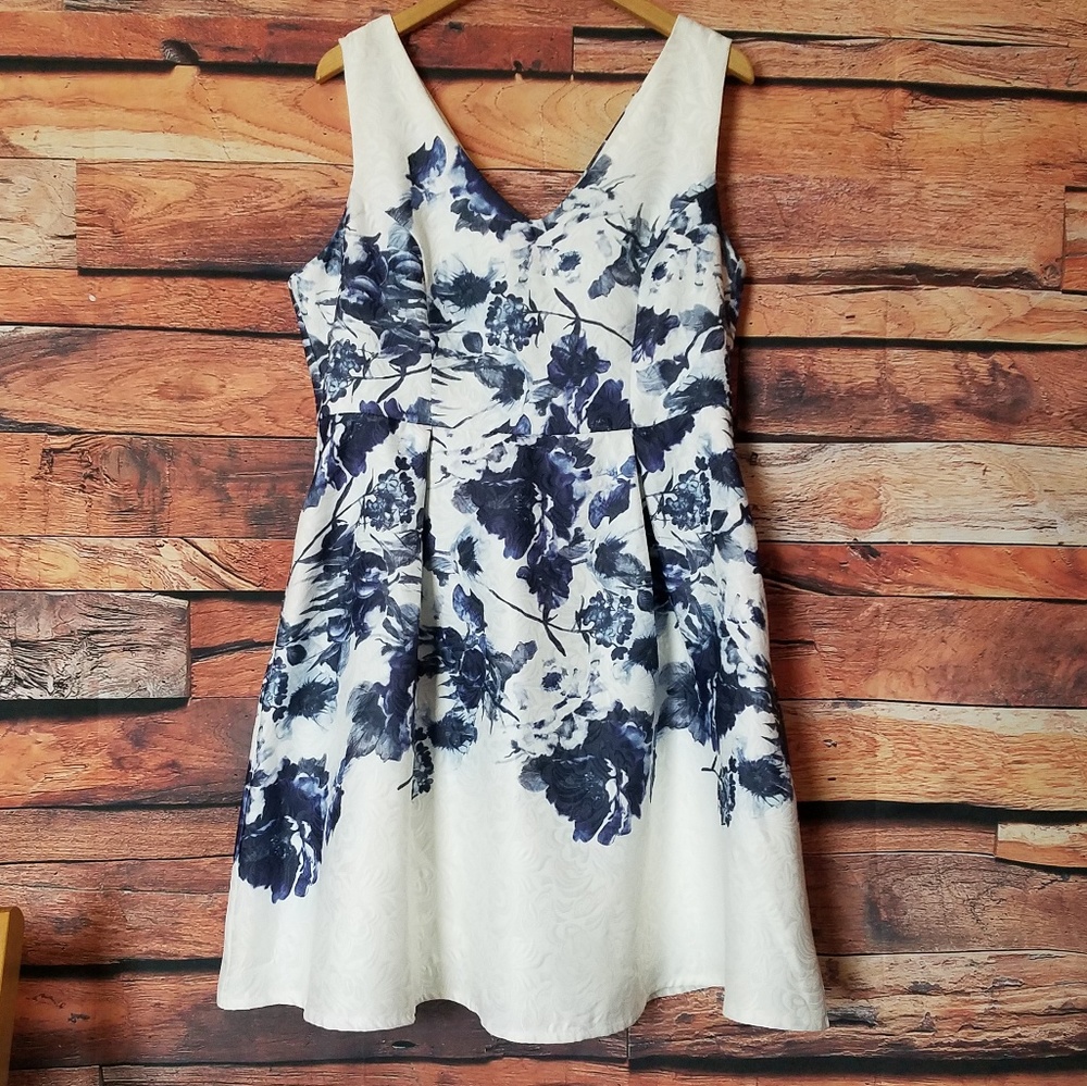 Pockets!! Beautiful textured dress with pockets